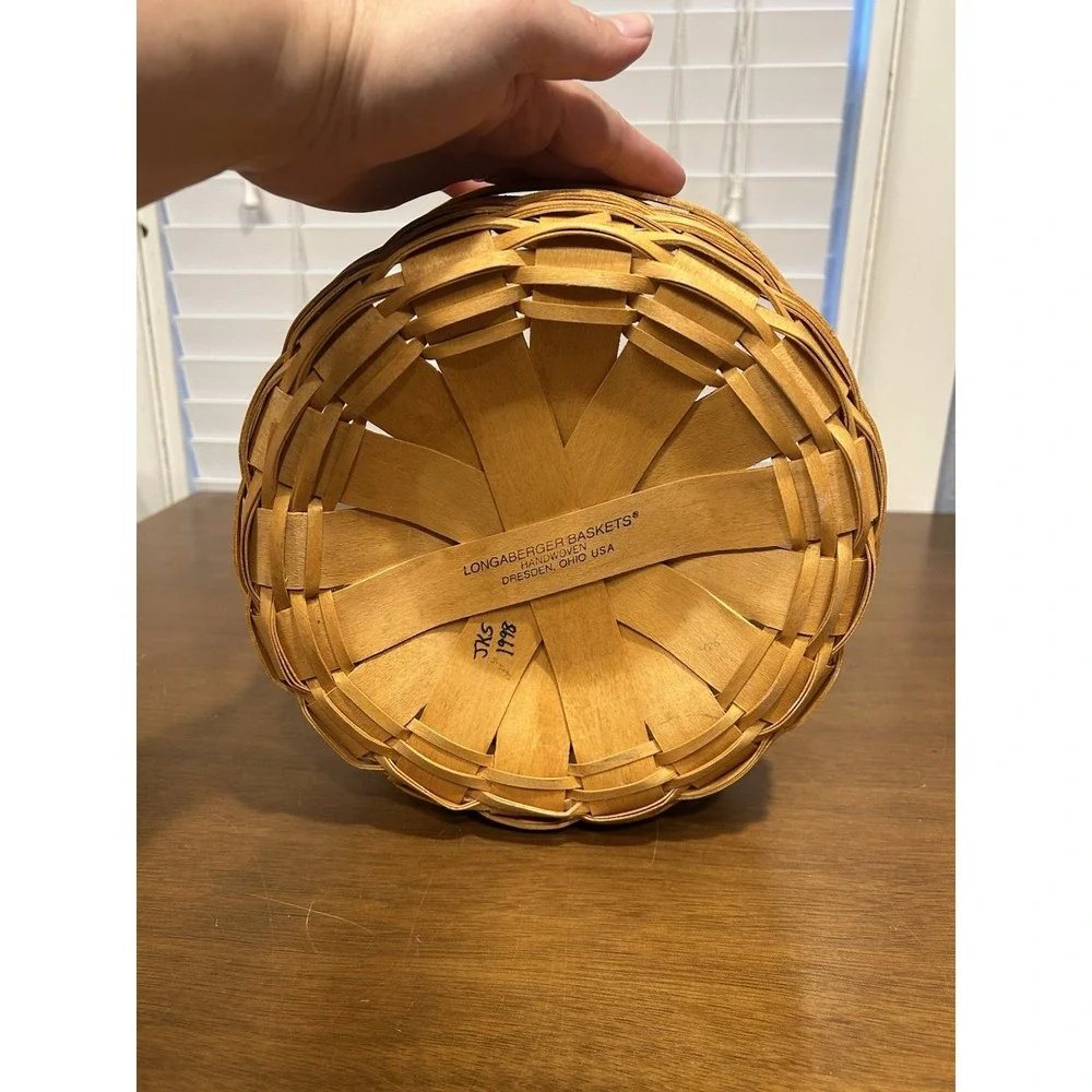 Vintage 1998 Med round Longaberger basket w/ leather handles 9.5